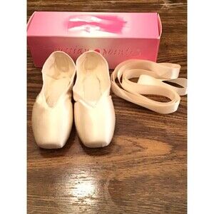 Russian Point Shoes Style Entrada  Size 34 Width 2 New In Box
